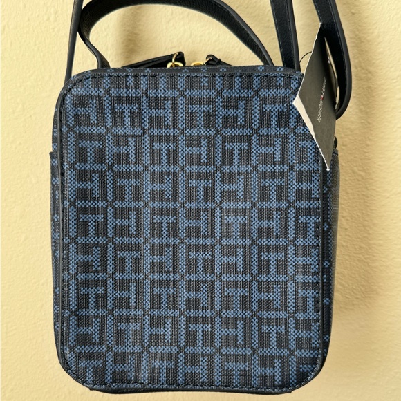 NWT TOMMY HILFIGER CROSSBODY BAG. NAVY BLUE AND BLUE STONE. ADJUSTABLE STRAP - Picture 7 of 12